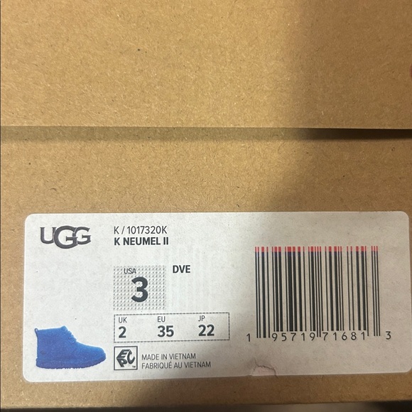 UGG- Neumel II, DVE, 5 kids QS, left shoe is faded - Picture 7 of 9